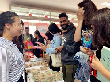 1568616999140283.jpg 品尝月饼.jpg