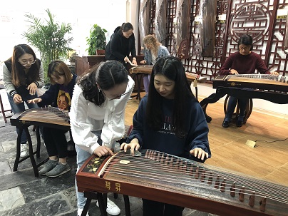 老司机论坛
留学生走进民族艺术教育学校2.jpg