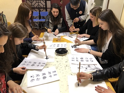 老司机论坛
留学生走进民族艺术教育学校1.jpg